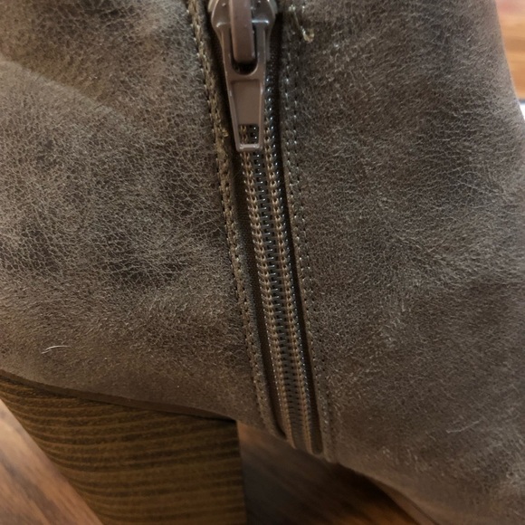 Taupe Fergalicious Heels! - Picture 5 of 7